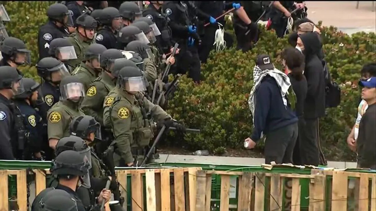 Police on UC Irvine campus after anti-Israel agitators swarm buildings; students told to ‘leave area’