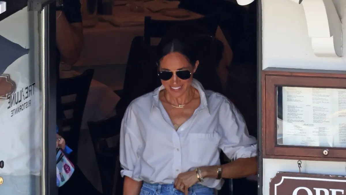 Meghan Markle leaves a lunch spot in California