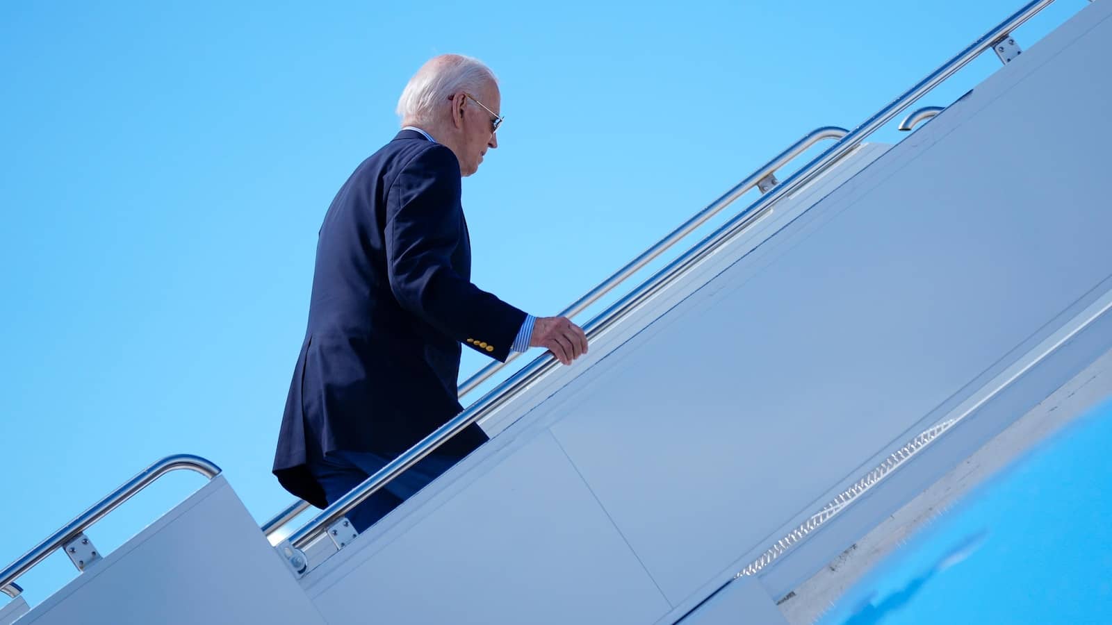 FACT FOCUS: Online reports falsely claim Biden suffered a ‘medical emergency’ on Air Force One