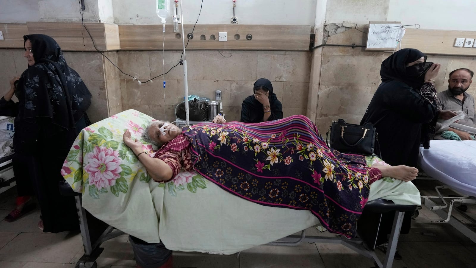 Doctors treat thousands of heatstroke victims in southern Pakistan as temperatures soar