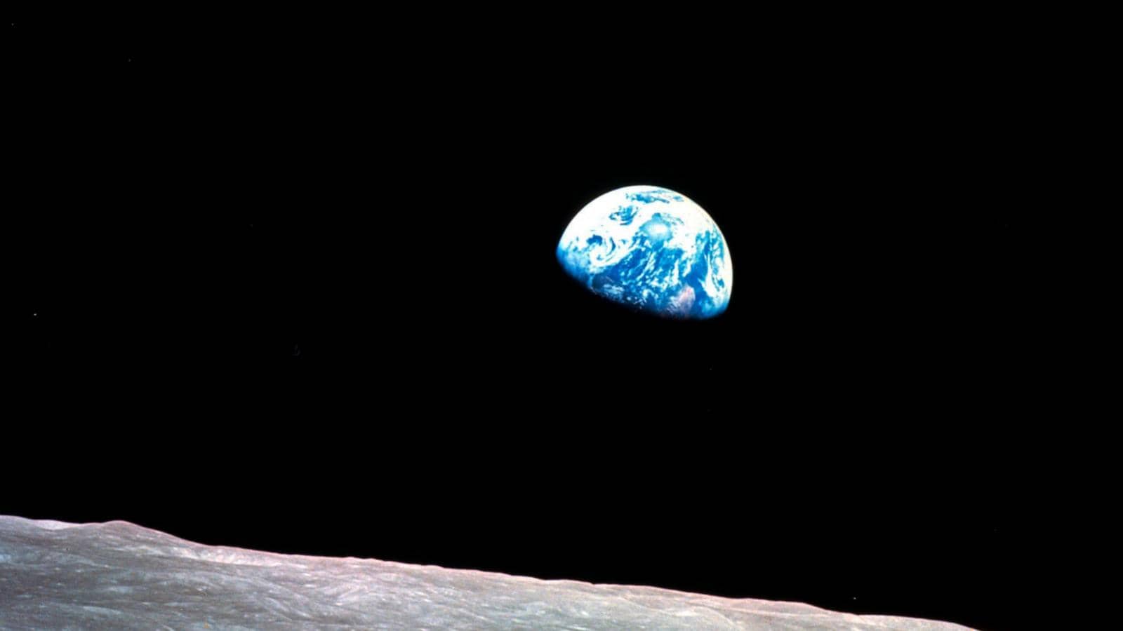 Former astronaut William Anders, who took iconic Earthrise photo, killed in Washington plane crash