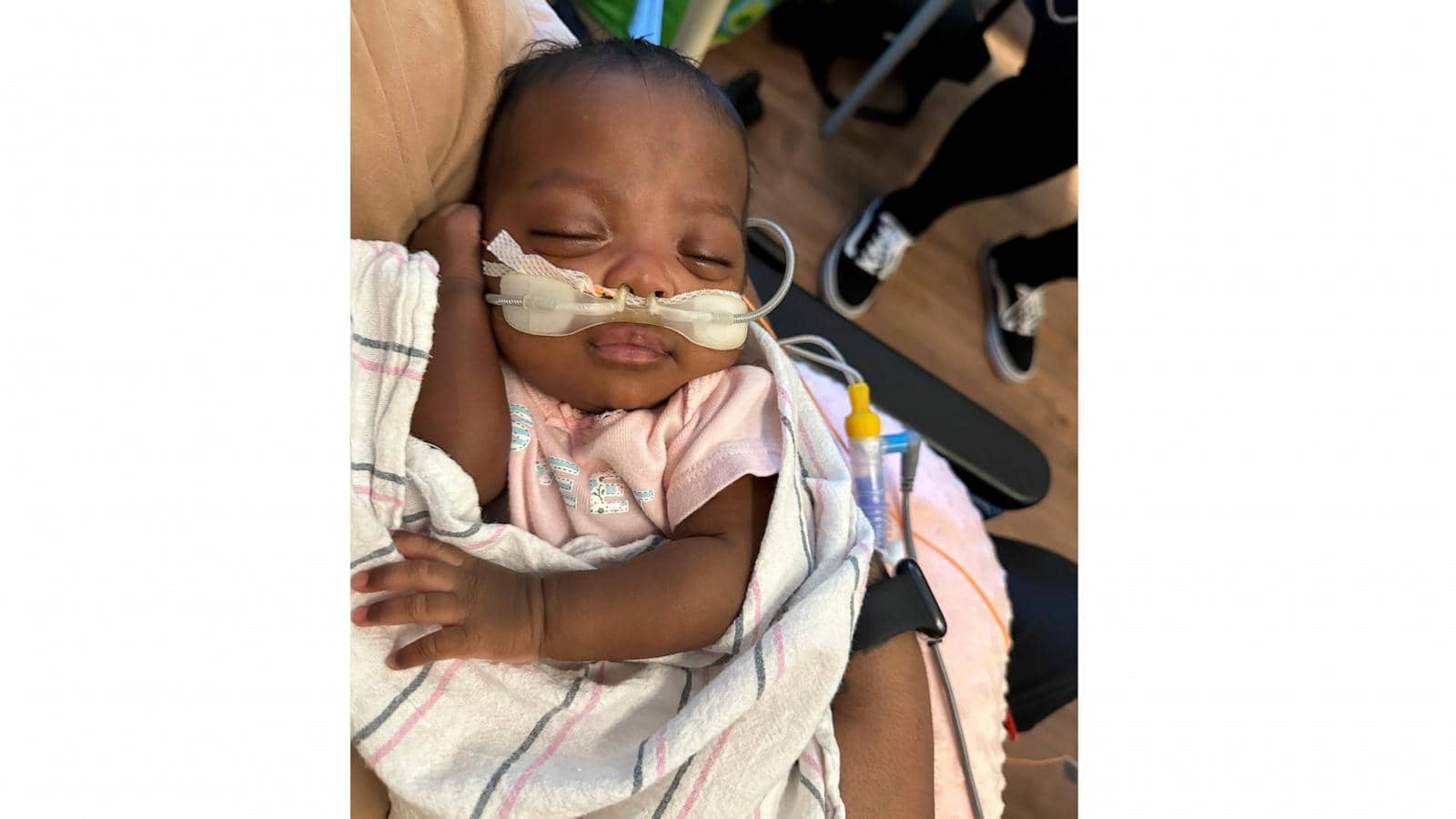 `Micropreemie’ baby who weighed just over 1 pound at birth goes home from Illinois hospital