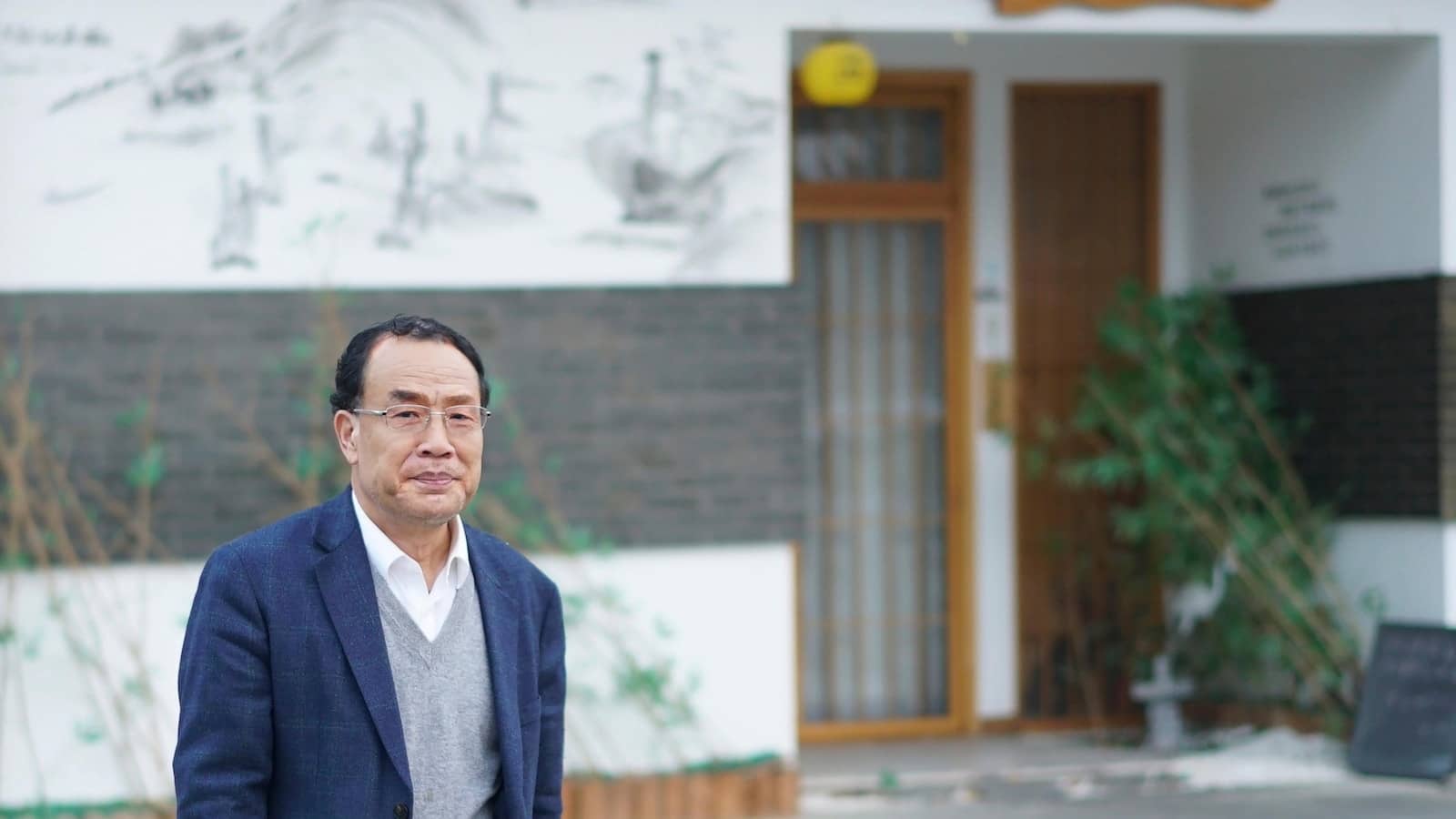 Chinese scientist who published first sequence of COVID virus protests after being evicted from lab